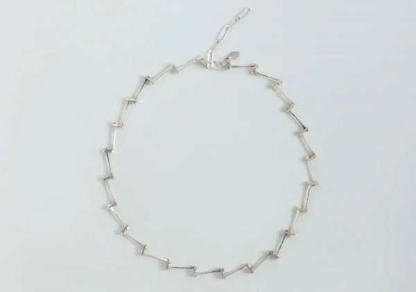 シルバーの幾何学デザインネックレス