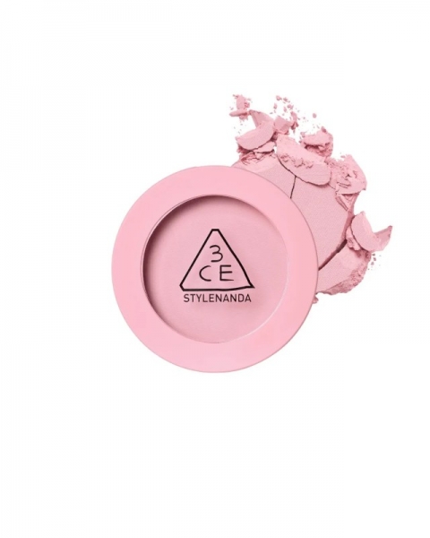 ピンク色の化粧品が写った画像です。化粧品は丸い容器に入っており、一部が壊れて粉末状になっています。STYLENANDAのロゴが見えます。