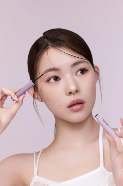 女性がマスカラを塗っている様子