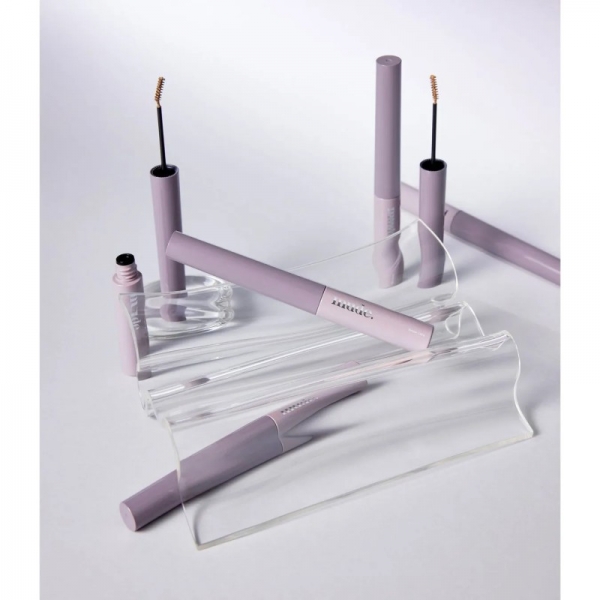 化粧品ブランド「muute.」の眉毛ケア製品の製品写真。製品は、透明なアクリル板の上に置かれ、様々な角度から撮影されている。