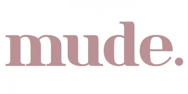 mudeというブランドロゴの画像です。茶色がかったピンク色の文字で白地に書かれています。