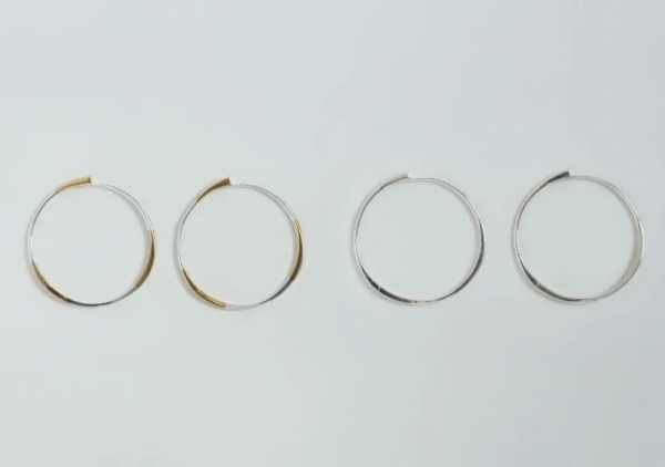 ゴールドとシルバーのコンビカラーフープピアス