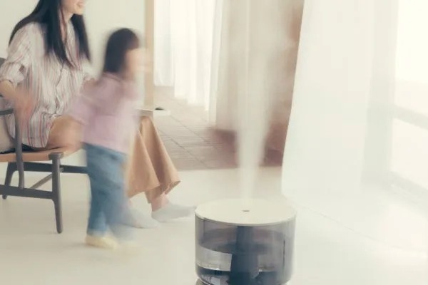 加湿器と子供のいる部屋の画像