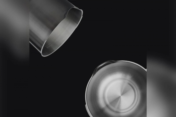 金属製の容器が2つ、黒い背景に配置された写真です。