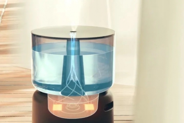 加湿器のイラストです。透明な容器に水が入っており、内部構造が透けて見えるように描かれています。水は青く着色され、加湿器から水蒸気が出ている様子が表現されています。