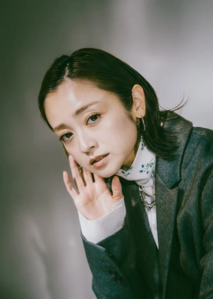 女性のポートレート、白いシャツとハイネック