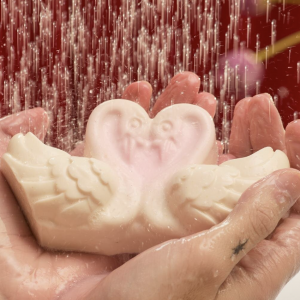 【LUSH】2026年バレンタイン限定コレクションが登場！「ハートのお手紙」や「苺マカロン」など、遊び心あふれる全38種をチェック