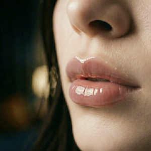 理想の「ぷるぷる唇」を作る習慣。ナイトリップマスクの使い方＆血色改善マッサージ