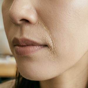 職場のデスクで完結！午後の『ほうれい線ファンデ溜まり・ヨレ』を30秒で消すレスキュー術