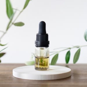 「せっかく買った精油が臭くなった…？」エッセンシャルアロマオイルの寿命と、最後まで香りを守る正しい保存ルール