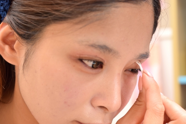 バレずに自然な二重まぶたを作る 糊タイプの二重メイクアイテム アイプチ を上手に行う方法 Jobikai 女美会