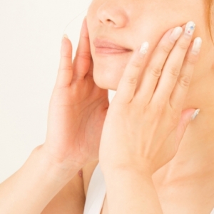 顔の乾燥は毎日のケアで対策。乾燥の原因やおすすめ美容成分紹介