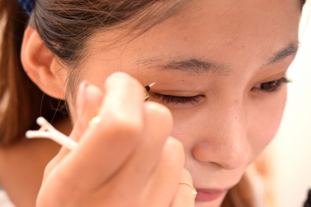 夜の間につけるアイプチで二重まぶたは作れる そのメリットとデメリットとは Jobikai 女美会